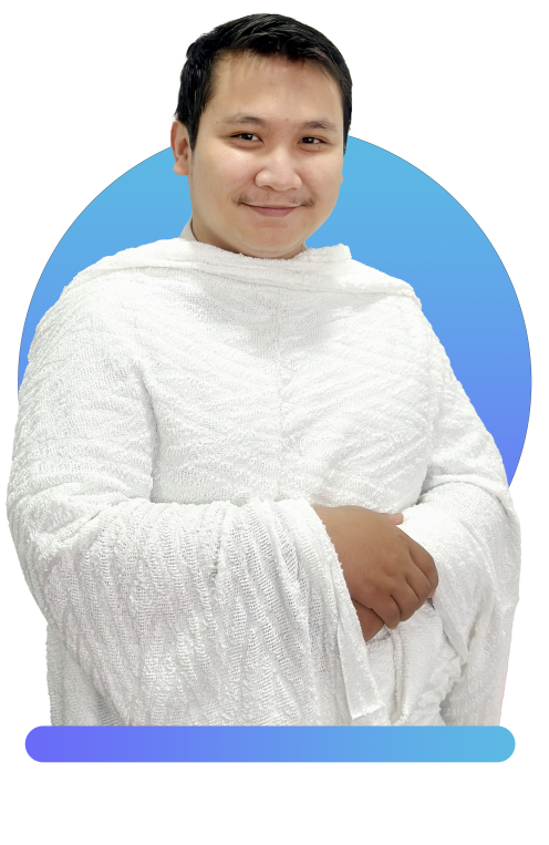 Jamaah haji dengan pakaian ihram sedang tersenyum.